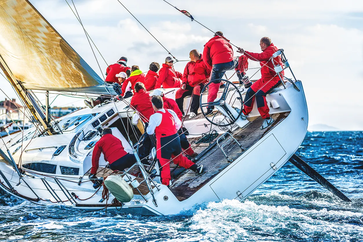 En spenstig gruppe mennesker på en seilbåt i havet, som demonstrerer eksepsjonelle organisatoriske motstandskraft under utfordrende omstendigheter.