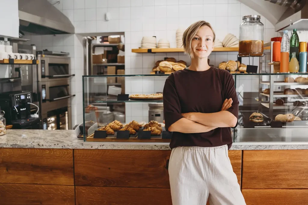 En kvinne poserer foran et bakeri for en årsberetning fotoshoot.