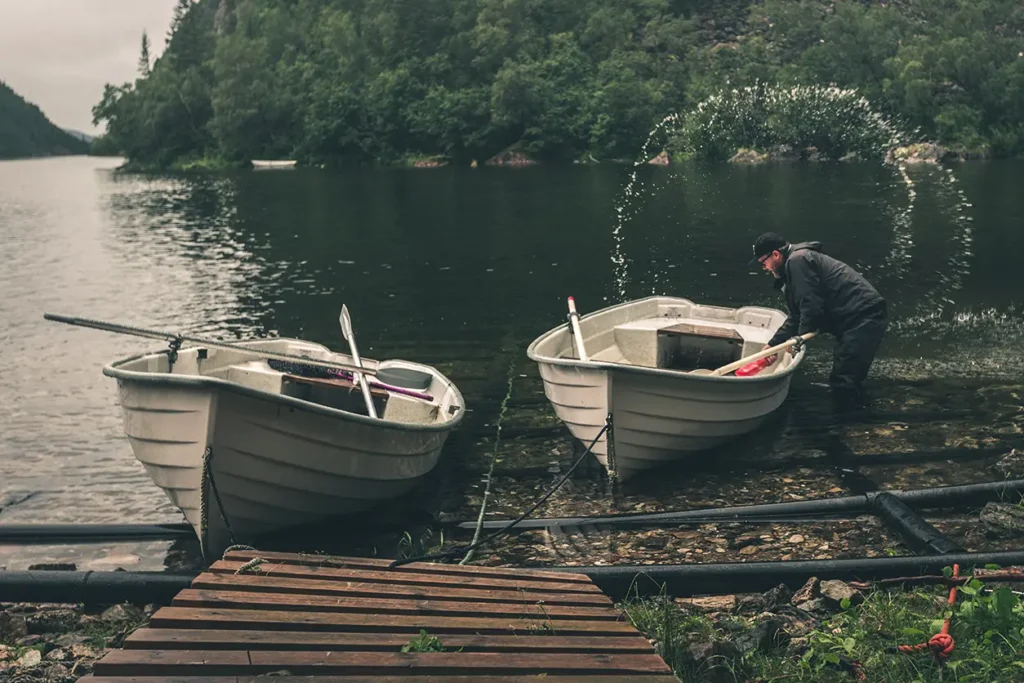 To små båter på en kai ved siden av en vannmasse, viser viktigheten av ressursforvaltning og planlegging for det uventede.