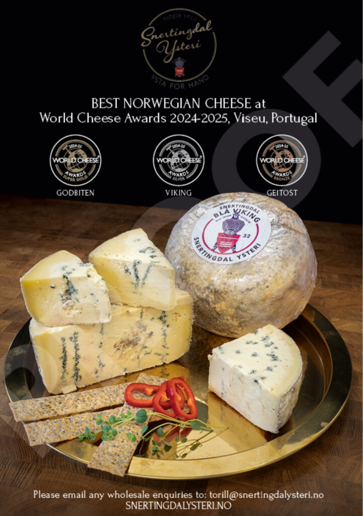 Et fat med ulike blåmuggoster, kjeks, chilipepper i skiver og et stort osteskivehjul merket "Beste norske ost" ved World Cheese Awards 2024-2025.